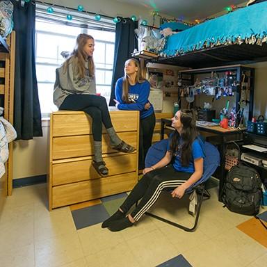 三个东北大学的学生在宿舍里聊天